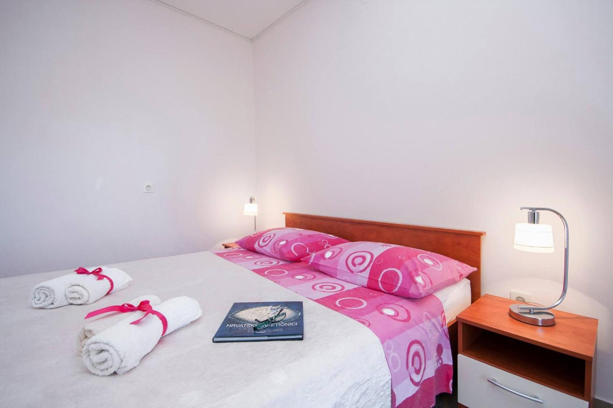 Family Apartments & Rooms Mikelin พรีมอชเตน ภายนอก รูปภาพ